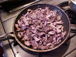 The blewitts (Clitocybe nuda)in the pan